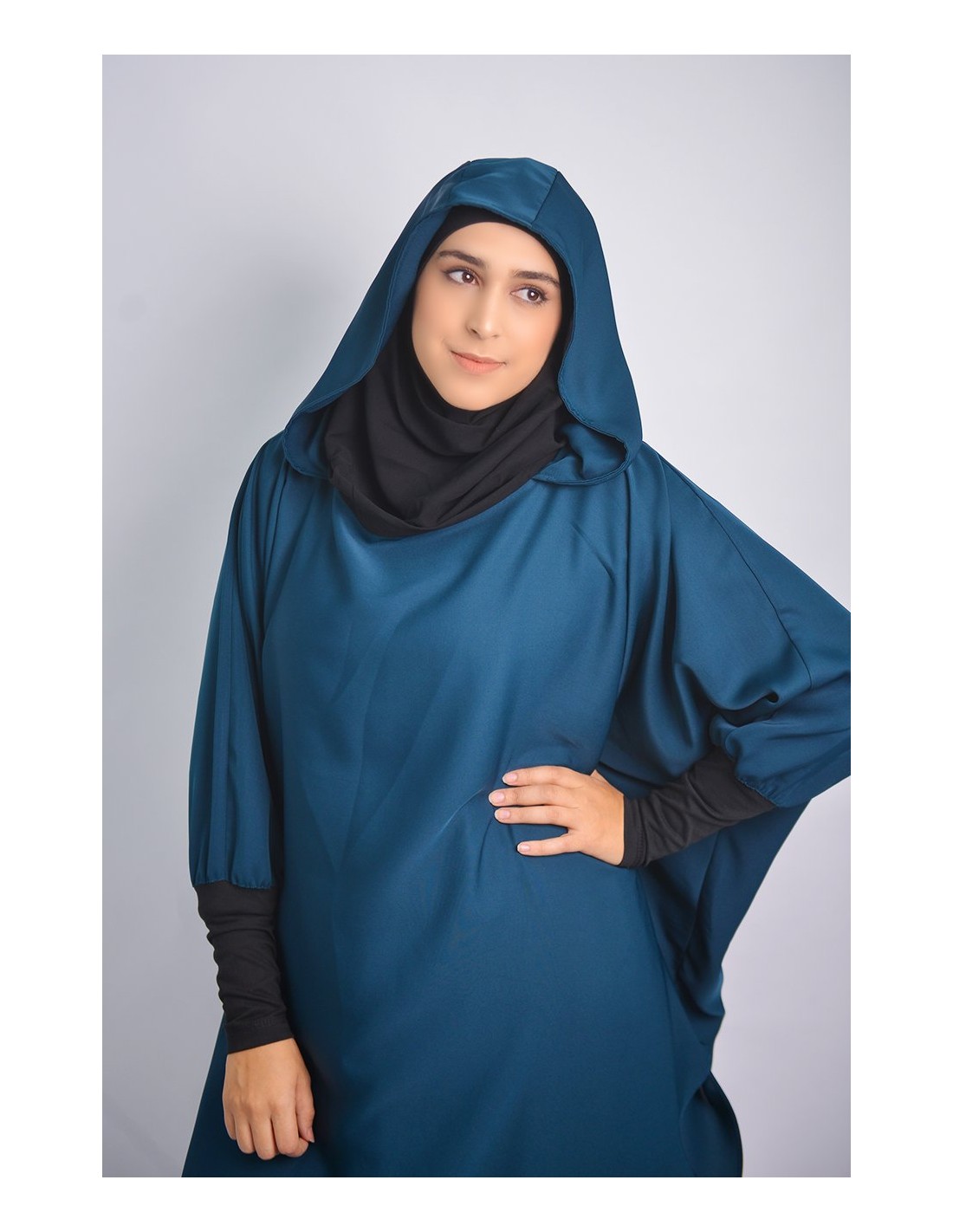 Junge Tunika: Hijab und eingebaute Kapuze