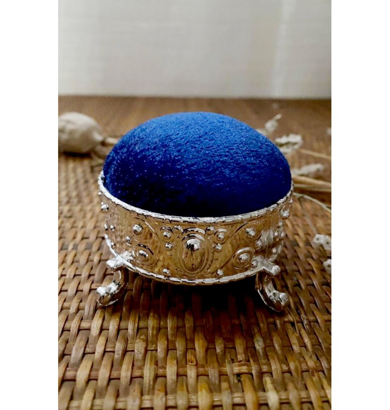 Round hijab needle holder