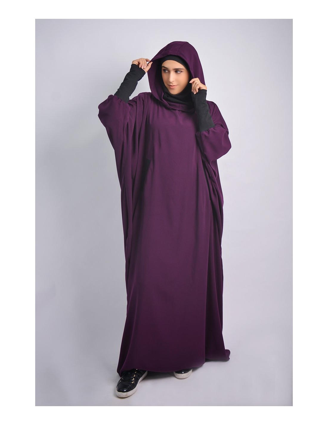 Abaya Young integró el hiyab y la capucha