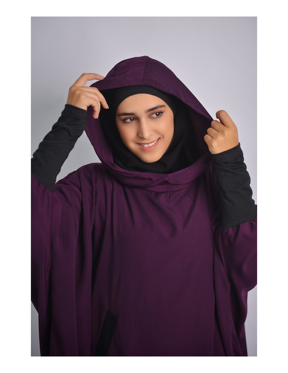 Abaya Young integró el hiyab y la capucha