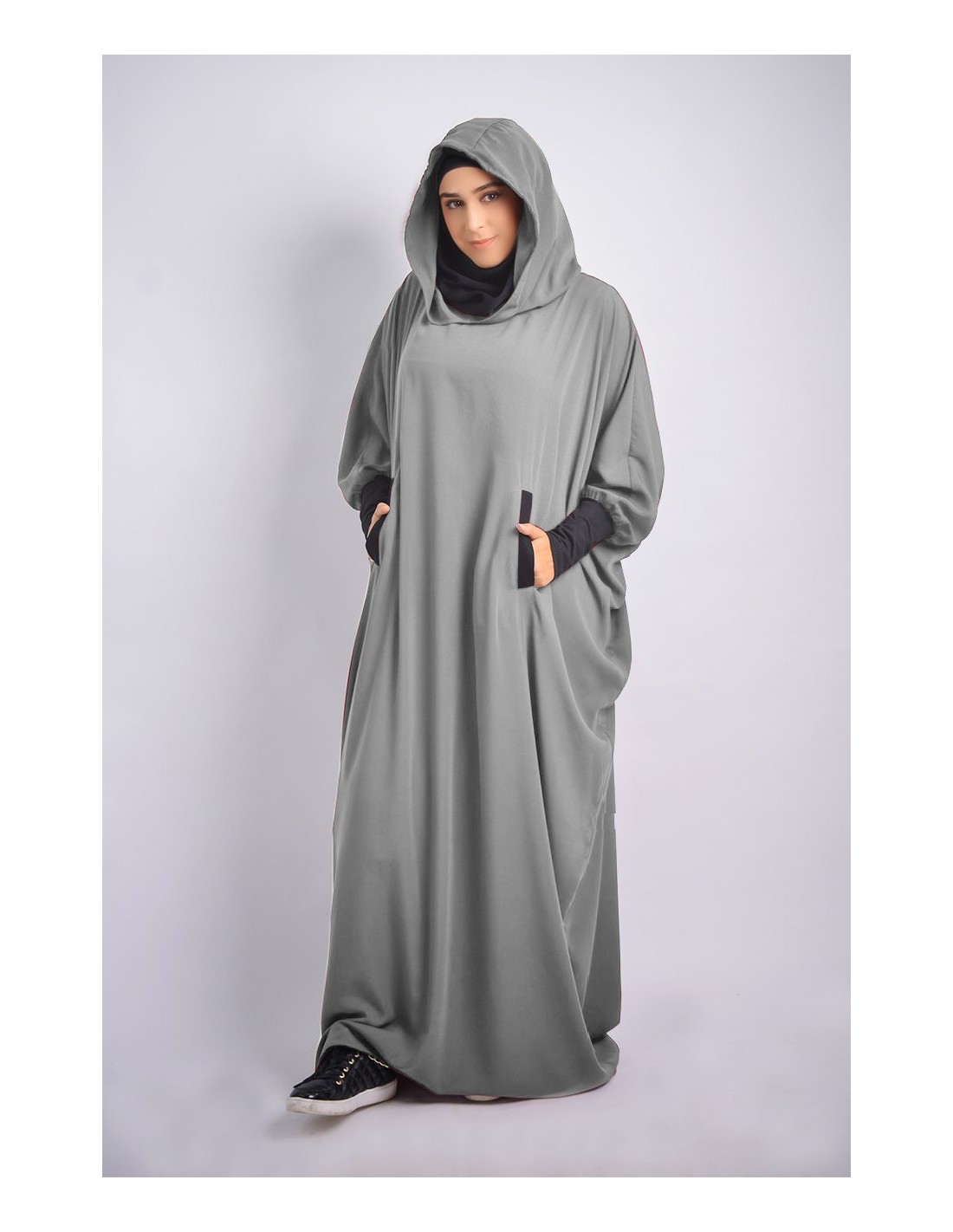 Abaya Young integró el hiyab y la capucha
