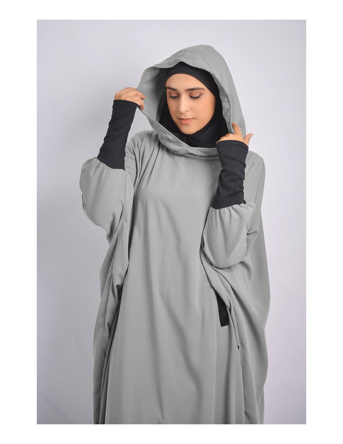 Abaya Young integró el hiyab y la capucha