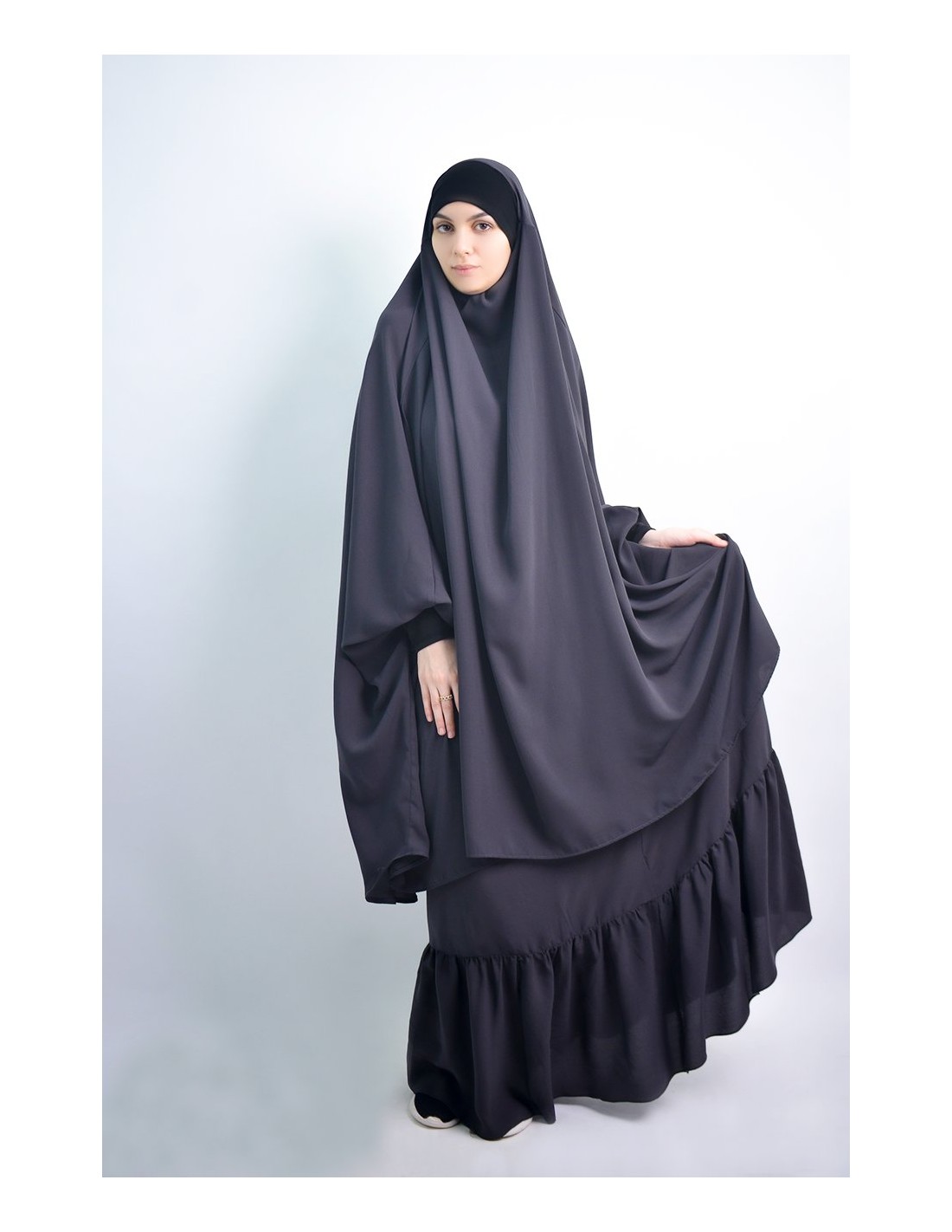 Jilbab al baida con el ceño fruncido