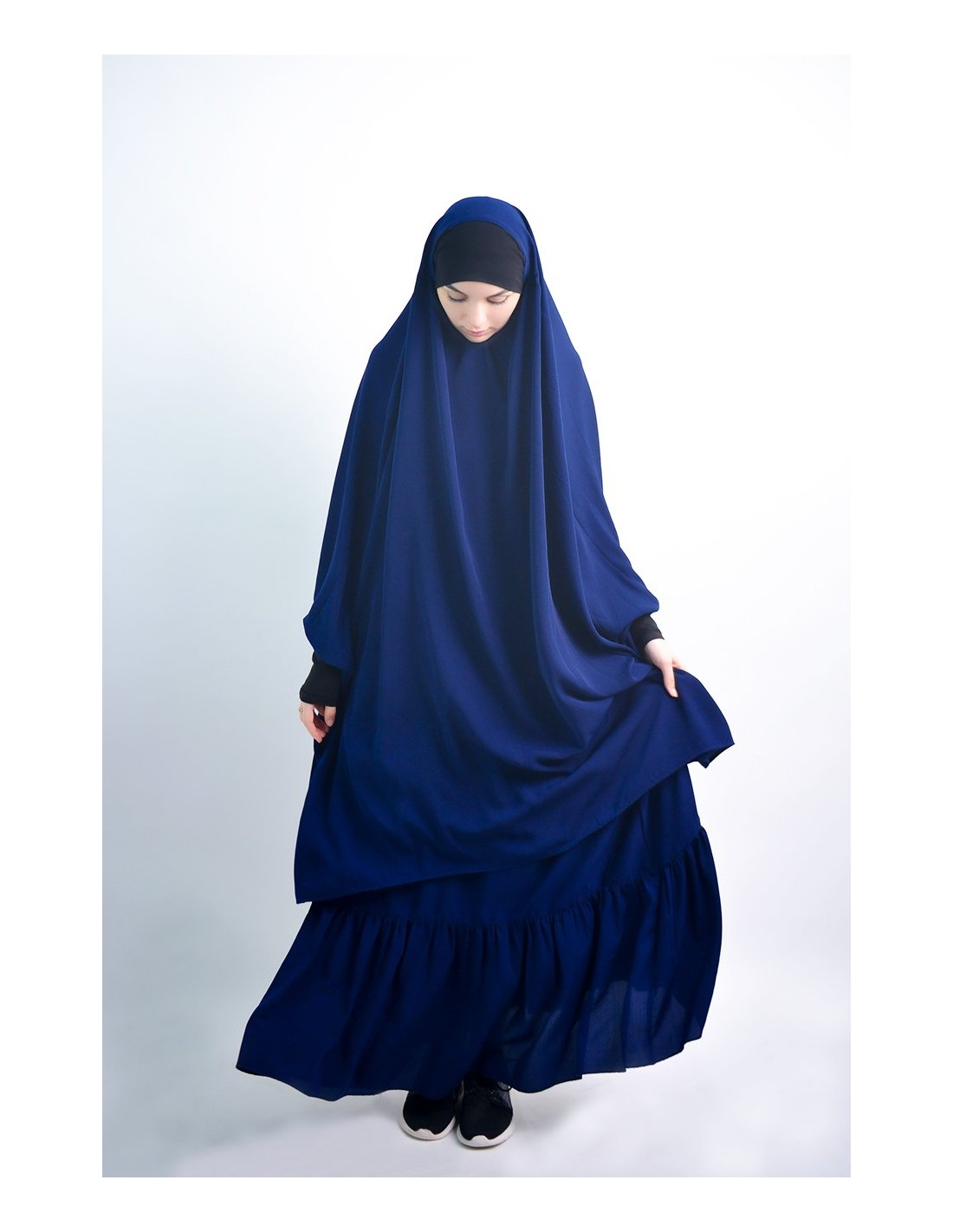 Jilbab al baida con el ceño fruncido