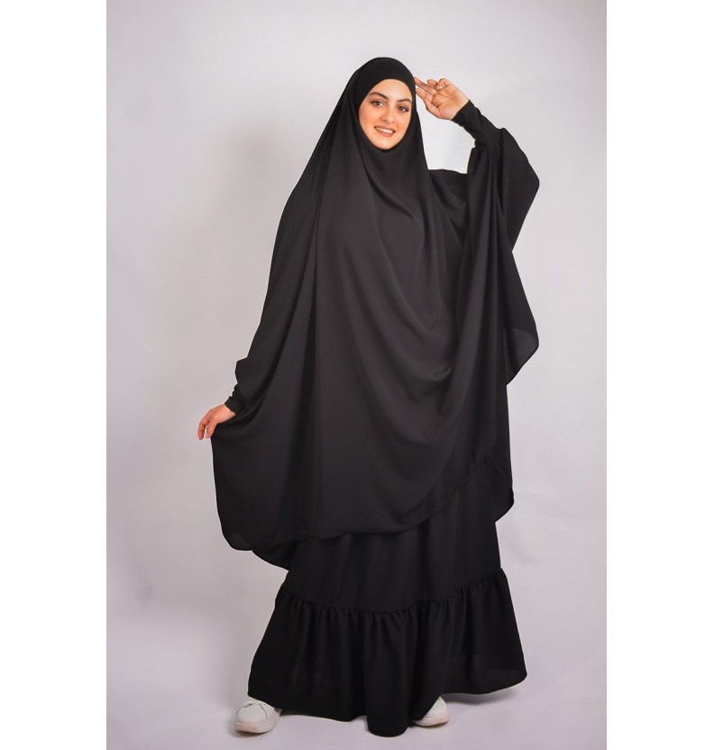 Jilbab al baida con el ceño fruncido