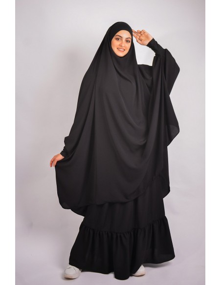 Jilbab al baida con el ceño fruncido