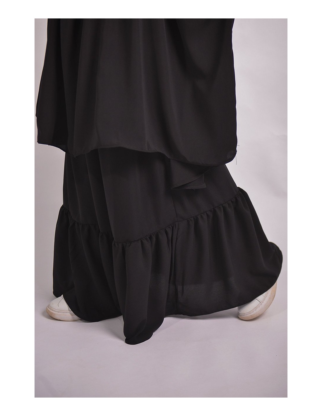 Jilbab al baida con el ceño fruncido