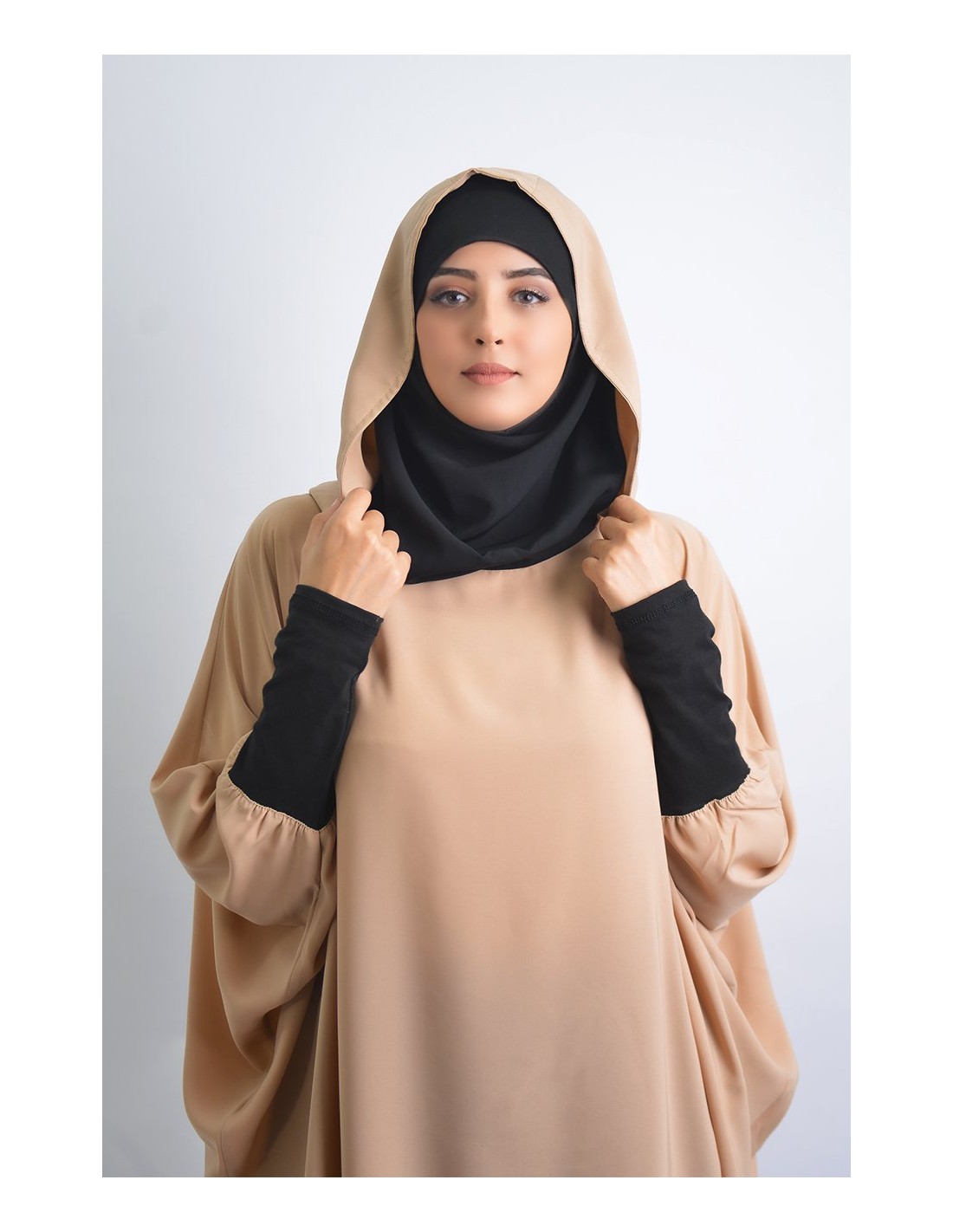 Junge Tunika: Hijab und eingebaute Kapuze